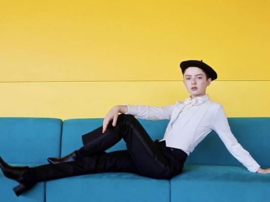 Lachlan Watson interpreta a Theo en la serie de Sabrina; esta joven estrella explicó que se encuentra en una etapa de libertad de género, como prefiere llamarle, en donde se siente libre y alegre de no limitarse en cuanto a su expresión.