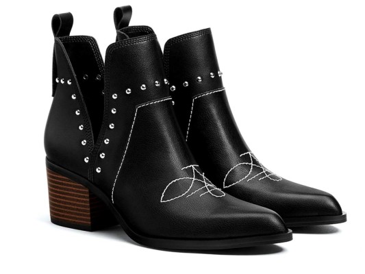 3. Cowgirl. Botines cowboy con tachas metálicas de aberturas laterales by Bershka