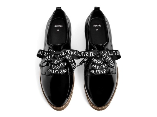 6. Trendy. Blucher plataforma de charol con cordones impresos con mensajes by Bershka