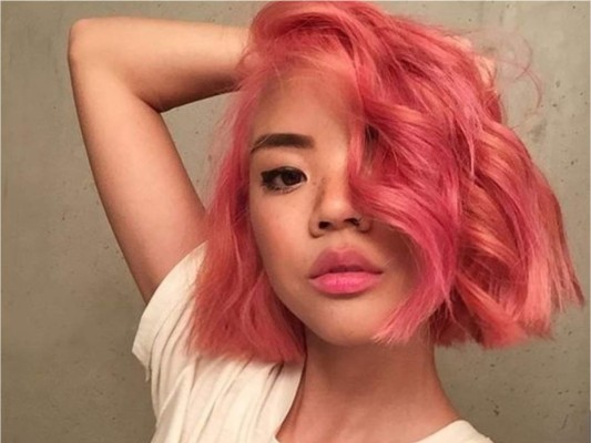 Coral mix, con ligeros destellos más fuertes en las puntas, si quieres ir aún más alla, puedes indicarle a tu hair stylist unas coral lights sobre el tono base y así obtendrás un tono radiante