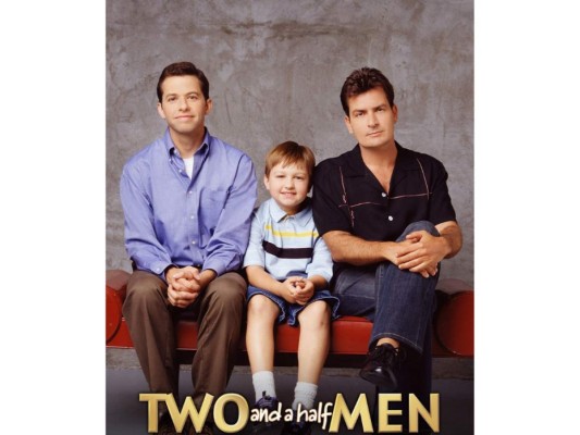 Two and a Half Men (2003 – 2015)<br/> Muchas generaciones no se pudieron resistir a la vida de Charlie y Alan, dos hermanos diferentes que por circunstancias de la vida tienen que vivir juntos y a los que los une el amor por Jake, el hijo de Alan. En el primer capítulo de la novena temporada Charlie dice adiós a la serie y le damos la bienvenida al nuevo personaje interpretado por Ashton Kutcher. <br/>