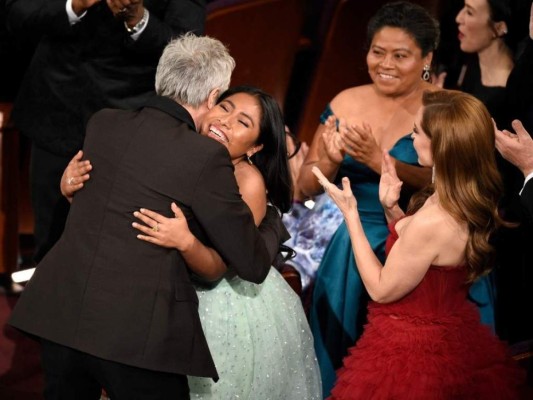 Alfonso Cuarón abraza a Yalitza Aparicio, luego de que ROMA se convirtiera en la primera cinta mexicana en ganar el premio Oscar a Mejor Película Extranjera.