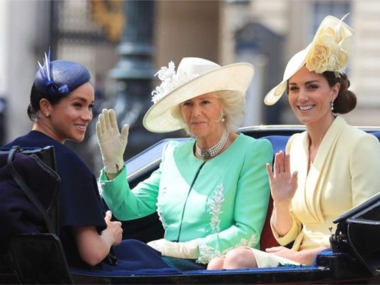 Mientras Meghan causó furor con su Givenchy azul marino, le aposto al amarillo con un espectacular vestido de manga larga y escote en pico con pliegues, sin embargo Camilla Parker Bowles vistió de verde y se atrevido con una pamela blanca para romper con los looks monocolor.
