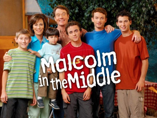 Malcolm in the Middle (2000 – 2006)<br/>Una serie juvenil que describe las aventuras del protagonista Malcom Wilkerson y sus peculiares padres y hermanos. Una serie con la que disfrutamos en la época de los 2000. <br/>