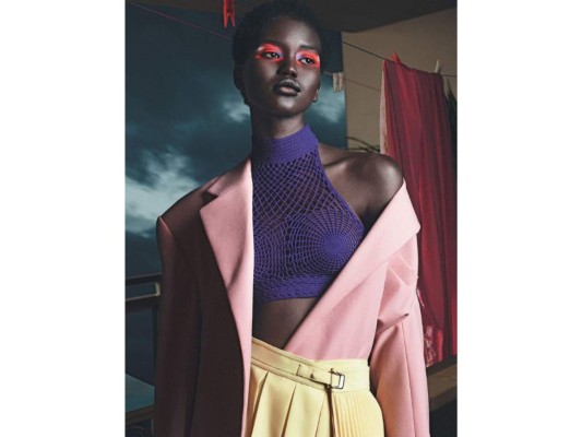 Adut Akech debutó en las pasarelas con la casa de lujo Yves Saint Laurent, asimismo ha trabajado con Valentino, Chanel, Prada, Miu Miu, entre otras. Su historia es conocida porque cuando tenía solamente 7 años se fue de Kenia y se refugió junto a su madre en Australia.