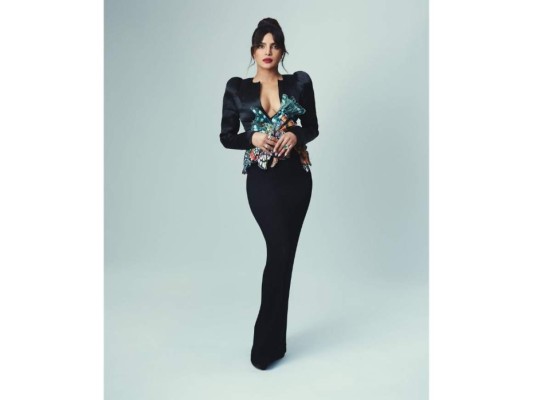 Priyanka Chopra<br/> Lució un hermoso vestido negro de Ronald van der Kemp con un detalle de una mariposa en el centro hecho de materiales reciclados.
