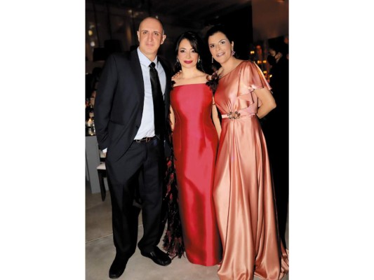 Gloria Abudoj con Taufick y Mary Lama