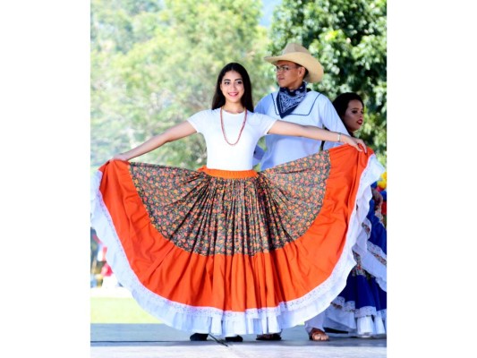 Festival Folclórico de la Academia Americana