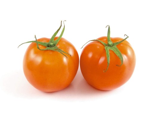 Tomates. Investigaciones científicas han demostrado que el tomate posee una enzima con efectos rejuvenecedores, humectantes y nutrientes en la piel.