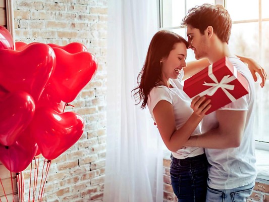 El amor en una botella. Los perfumes son el regalo por excelencia en San Valentín. Capaces de despertar emociones y seducir los sentidos, son un obsequio infalible para demostrar tu amor o amistad. Para que te inspires, repasamos los best sellers del momento.