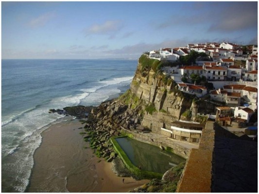 5. Azenhas Do Mar ubicado en Portugal , este pequeño pueblo de mar está situado a unos 30 kilómetros al oeste de Lisboa la zona de Costa Estoril las casas de paredes blancas y techos de tejas descansan en el acantilado que desciende hacia el Atlántico.