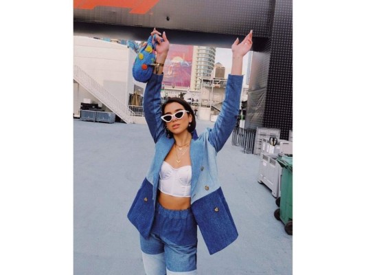 ¿Denim sobre denim junto a un corsé blanco? Una maravilla.