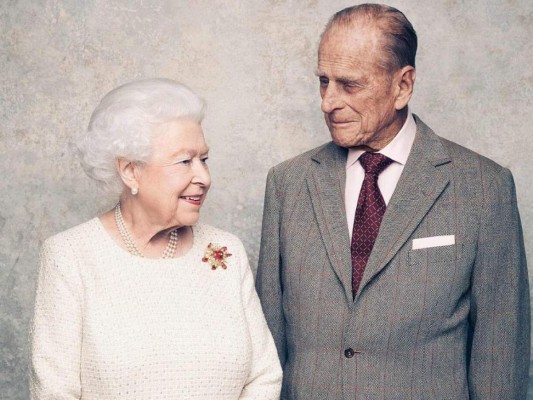 Para su boda de titanio en 2017, los esposos se tomaron más fotografías oficiales. ¿No son adorables?