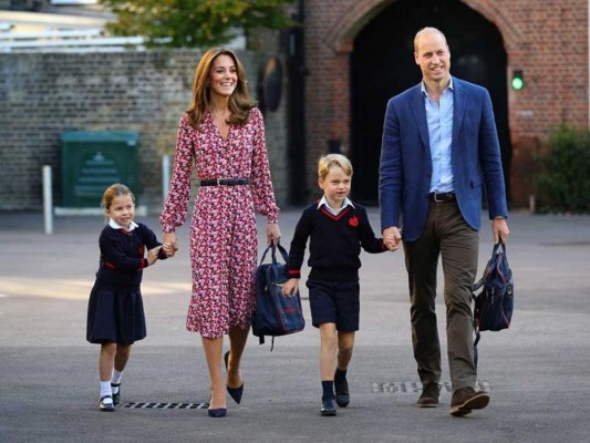 Los duques de Cambridge llevaron a la princesa junto a su otro hijo, el príncipe George, a la entrada de la escuela privada.