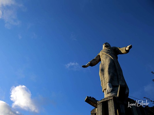 En esta ciudad vivimos bajo la protección de el Cristo de El Picacho, una escultura de 2,500 toneladas y 30 metros de altura, diseñada por Mario Zamora e inaugurada el 16 de enero de 1998.