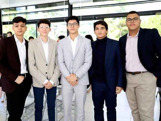 Gabriel Zelaya, Andres Pineda, Héctor Mejía, Manuel Calderón y Oscar Mesa