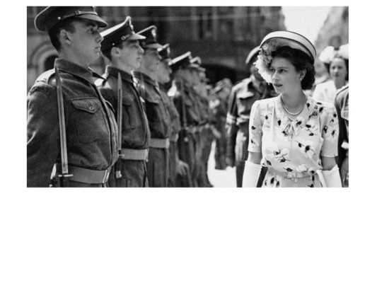 En 1943, a la edad de 16 años, Isabel realizó su primera aparición pública en solitario en una visita a la Guardia de Granaderos, de la que fue nombrada coronel en jefe