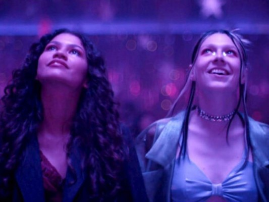 Euphoria: una de las series que causó sensación por sus atuendos y maquillajes, también se encuentra con temas más oscuros durante la etapa de la adolescencia.