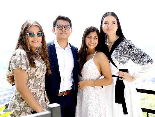 Liliam Ramos, Alesandro Avila, Nelly Estrada y Ana Herrera