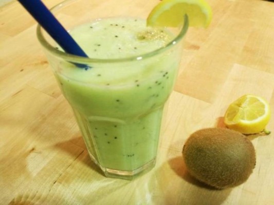 Jugo de manzana verde con kiwi<br/>Este jugo de frutas te aporta mucha fibra, además de ayudar a eliminar líquidos.<br/><br/>