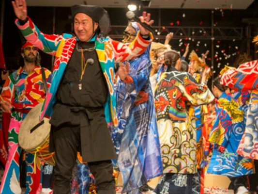 A sus 76 años dejó el mundo este famoso diseñador que sin duda marcó la historia con sus únicos y extravagantes trabajos llenos de pasión y energía que caracterizaban a Kansai Yamamoto.