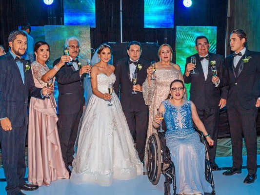 Brindis por el nuevo matrimonio de Guillermo Bográn y Mildred Reyes