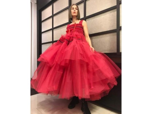 Rosamund Pike: Molly Goddar tuvo renombre en esta celebración cuando Pike decidió usar este look dramático acompañado de unas botas. ¡Súper original!