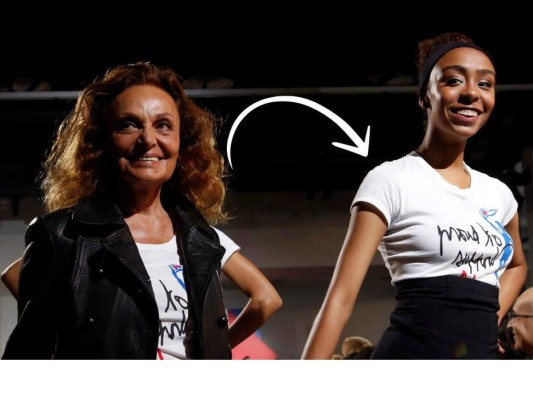 Diane Von Fürstenberg posa con una de las camisetas diseñadas para la campaña de Hillary Clinton