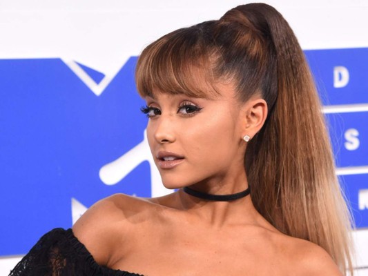 Ariana Grande sufre accidente en Carpool Karaoke con James Corden