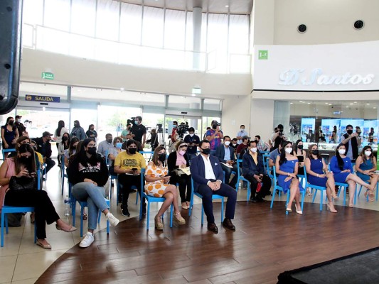 Brindis por la primera oficina de Royal Caribbean