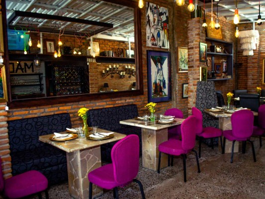 MADRINAS. ¡Bienvenido a tu casa! Madrinas Gastrobar & Galería es el lugar perfecto para los que aman el buen comer, el buen beber y el arte. La chef Marie Armijo-Tomé te sorprenderá con sus creaciones culinarias en una atmósfera cálida, donde te sentirás como en familia y donde además puedes adquirir obras de arte. Foto Tete Alemán