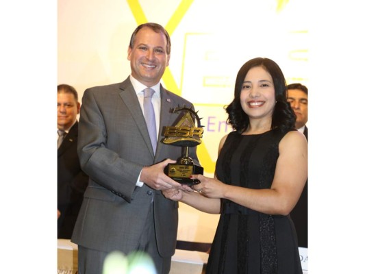 Luis Larach presidente del COHEP y Glenda Estrada de Diario El Heraldo (Foto Hector Hernández)