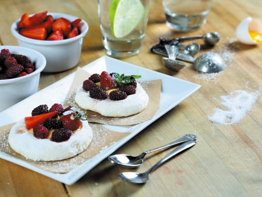 Berries Pavlova (foto: Dany Barrientos/vajilla y cucharas de Eleganza)