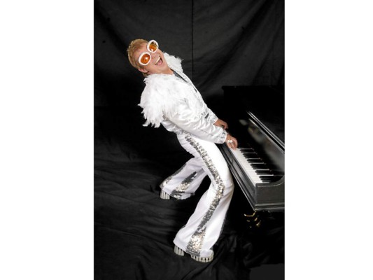 Su talento para cantar, componer y tocar el piano le ha ganado premios Grammy, Tony, un Oscar y el reconocimiento de la corona británica que lo elevó a la nobleza como sir Elton John<br/>