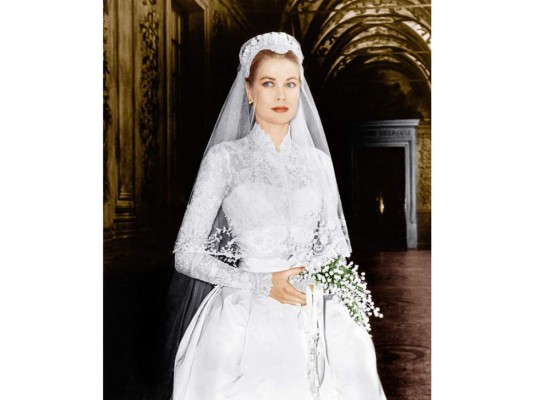 El vestido de Grace Kelly en su boda con Rainiero de Mónaco en 1956, costó 6 semanas hacerlo. Helen Rose, que trabajaba para la productora MGM, fue la encargada de confeccionar la pieza creada a partir de seda, encaje y perlas.