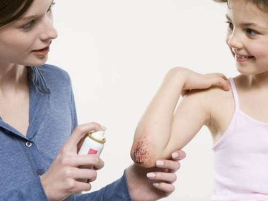 Antisépticos: Suero o solución salina, esta es utilizada para limpiar heridas y quemaduras; también sirve como un descongestionante nasal. Jabón: este puede ser en barra, o líquido. Guantes estériles.