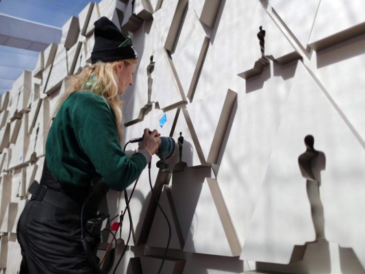 Días antes de la celebración el equipo de iluminación coloca fondos insignia en el set de los Oscars dondé cerca de 300 medios cubrirán el evento, algunos de ellos estuvieron presentes durante el montaje.