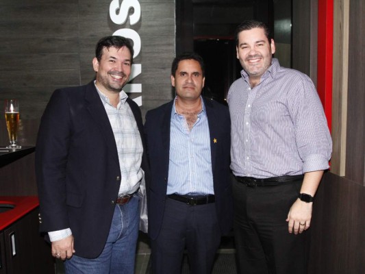 Brindis por la inauguración Carl's Jr.&nbsp;&nbsp;