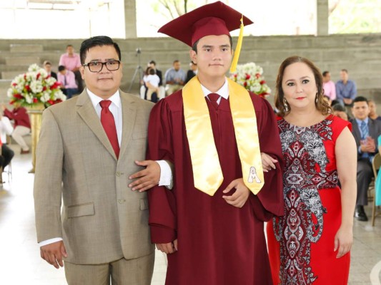 Entrega de títulos Mayan School II parte