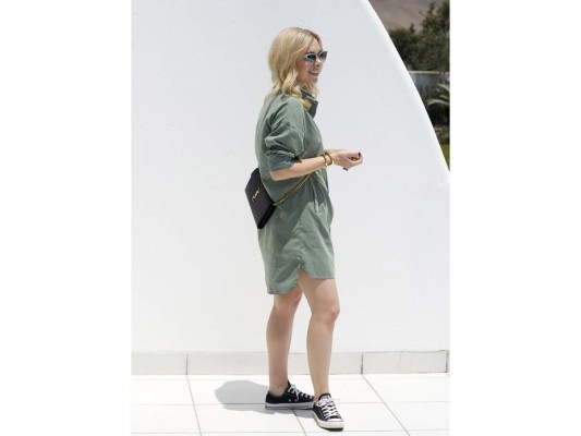 Un vestido relajado military chic es también el complemento perfecto de unos Chuck Taylor. Un crossbody bag completa el look.