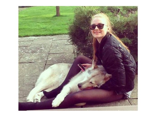 Sophia Turner con su lobo de Game of Thrones