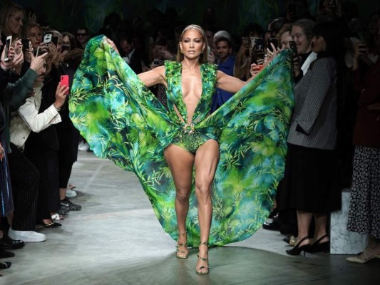 Jennifer López recreó su icónico atuendo de Versace de 2000.