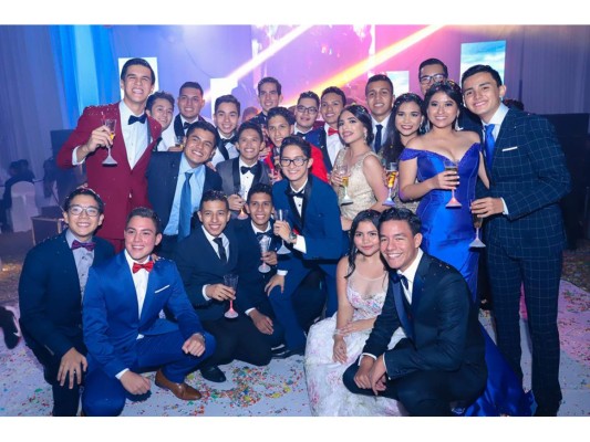 Un total de 40 seniors celebraron su prom night junto a sus familiares y maestros