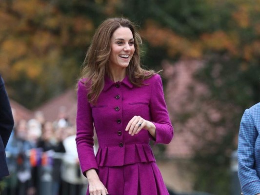 Kate Middleton usa tren público para asistir a deber real