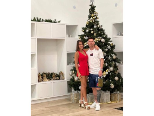 Lionel Messi y Antonela les desean una feliz Navidad desde su hogar.