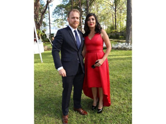 José Jarquín y Julissa Ustariz celebran fiesta nupcial