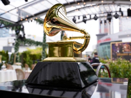 Posponen los Premios Grammy 2022 por contagios de COVID-19