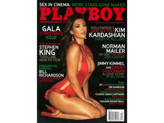 Sesión de fotos de Playboy<br/>Si bien estas fotos parecen relativamente insignificantes para los estándares descarados de Kim, antes de convertirse en madre, la estrella participó en una sesión de fotos de portada de Playboy con un sensual traje de baño rojo.<br/>