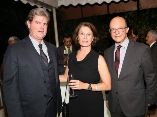 Recepción para despedir al embajador James Nealon