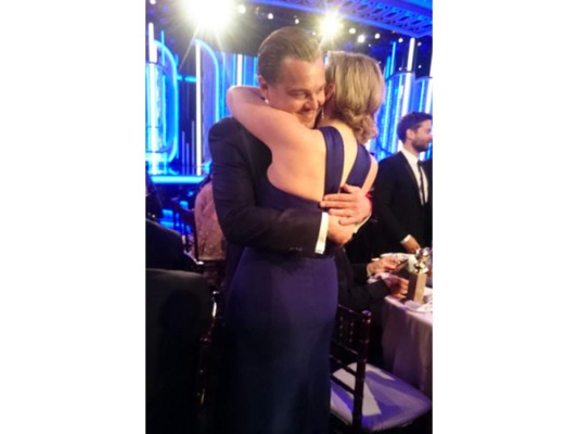 Fundiéndose en un cariñoso abrazo en la reciente entrega de los Golden Globe en la que él ganó la categoría como Mejor Actor Drama por The Revenant y ella como Mejor Actriz de Reparto por Steve Jobs